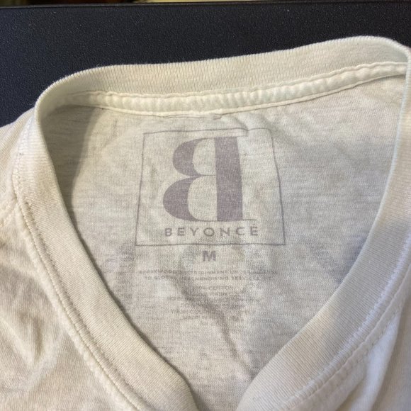 BEYONCE White T Shirt 2013 Medium The Mrs. Carter World Tour Concert Damaged - Picture 7 of 10